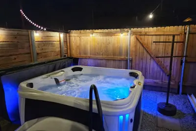 Image de The Elwood- 2 Miles to Ou on Main St with Hot Tub!