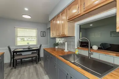 Image de 2 bedroom, 1 bathroom, with office Retreat!