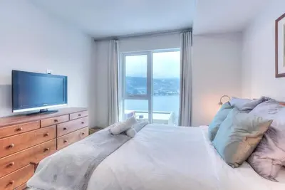 Image de Serenity by the Slopes: Tremblant Waterfront Condo