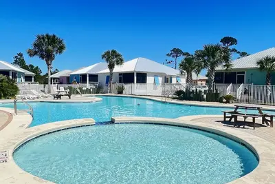 Image de New Ft Morgan Cottage Just Steps From Pool!