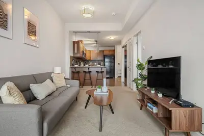 Image de The Teak - Mid-Century w\/ views!