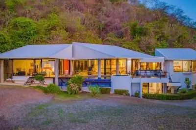 Image de Spacious Private Villa, Sleeps 11, Amazing Ocean View, 5 min walk to the beach