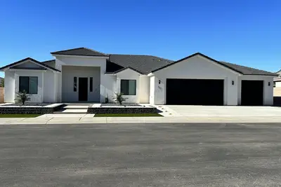 Image de Modern Mesquite New Home perfect for golfers and families alike.