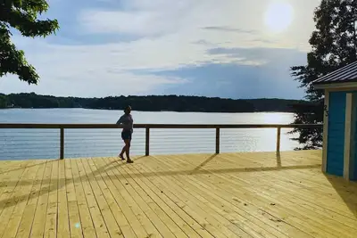 Image de New Waterfront Cabin on the Large Sundeck #23