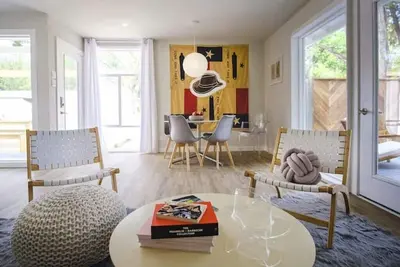 Image de 50's Design Ranch with Office/Movie Barn, Firepit, and Outdoor Shower. \n