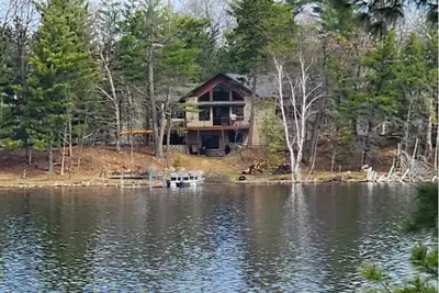 Image de Wisconsin Lakehome in the Pine Trees with sand beach