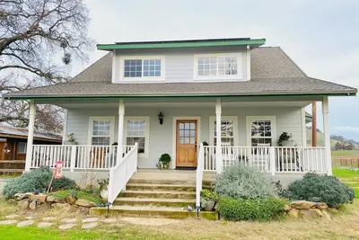 Image de Tranquil Farmhouse nestled in the hills minutes to beautiful wine country.