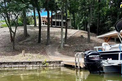 Image de Spring Available! Lakefront, Dock, Remodeled, Views, screen porch, Kayaks!