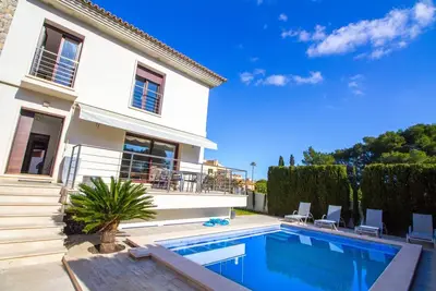 Image de Villa ensoleillée avec piscine, Wifi et A\/C