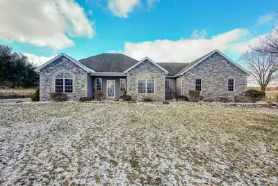 Image de Elegant Pataskala Home w\/ Hot Tub & Fire Pit!