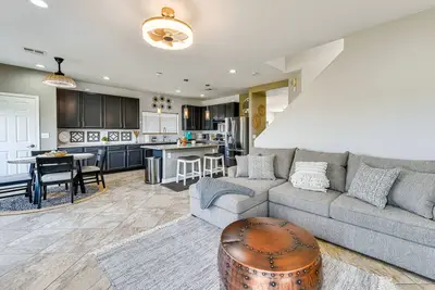 Image de 1 Mi to Dtwn: Modern Family Home in Chandler