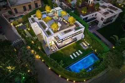 Image de Magnificent new architectural private and gated community in Beverly Hills flats