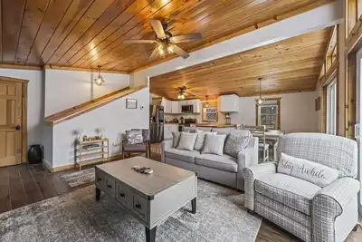 Image de Vacation Cabin minutes from Lake George w/ Hot Tub