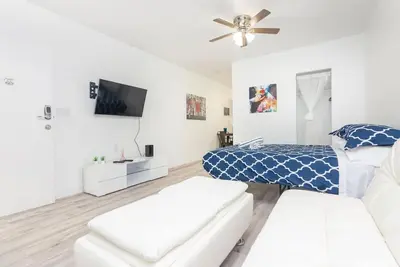 Image de Ocean Drive Deco Apt w/2 Queen Beds, Steps 2 Beach