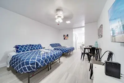 Image de Deco Beachside Apt, w/2 Queen Beds, Washer/Dryer