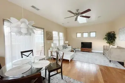 Image de The Fox Manor on Esplanade 2 Bedroom Guest Home