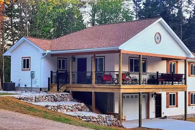 Image de Experience panoramic views in ur 5-bed Frankfort retreat minute to Lake Michigan