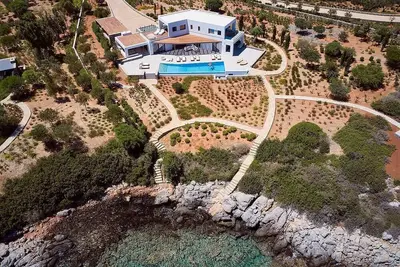 Image de Beachfront 6 bedroom villa with a heated pool