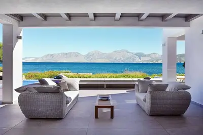 Image de Beachfront Art Villa with a heated pool