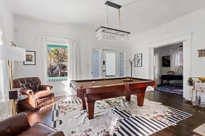 Image de Two distinct and spacious units providing a total of 6 bedrooms and 5 baths!