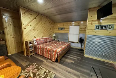 5 minutes to the Wichita Mountains, Ruffled Feathers Cabin, pet friendly Cache