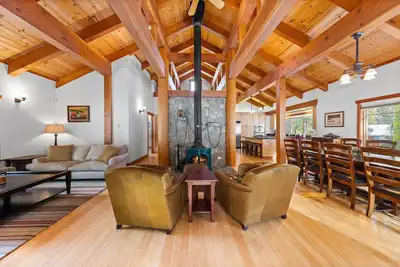 Image de Copperleaf By Tahoe Getaways - Alpine Meadows 5 Br w Private Hot Tub + Ski Shuttle!