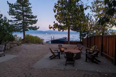 Image de Waves End Lakefront By Tahoe Getaways w Private Sandy Beach + Walk to Town!