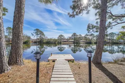 Image de Cozy Home on a Lake - 8 Miles to the Beach!
