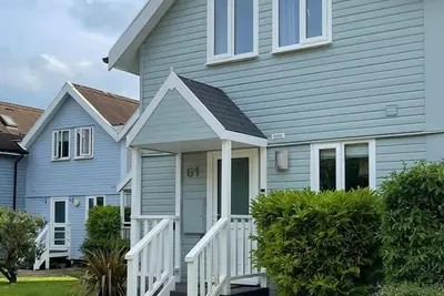 Image de Serenity | Lakeside Cottage for 4 in Cotswolds