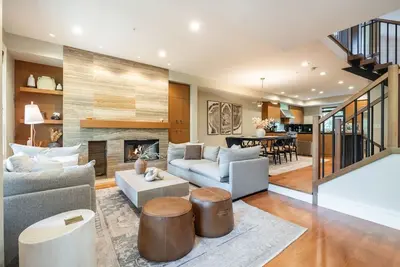Image de Luxurious 4bdr Townhome | Private hot tub | Bbq