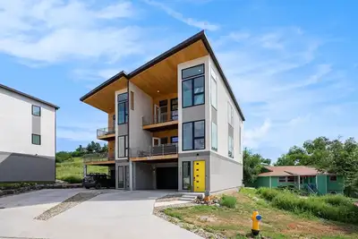 Image de Views! Luxurious, Gorgeous, Perfect Location!