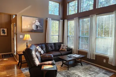 Image de Comfortable, spacious townhome on quiet street. Master on main. Pet friendly!