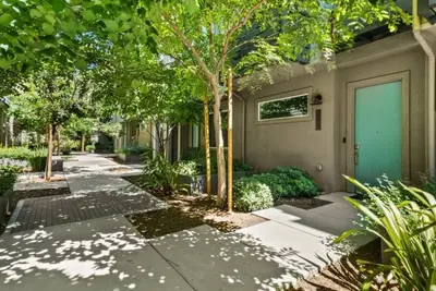 Image de New Modern townhome three-level in home parking 2+3 bathroom