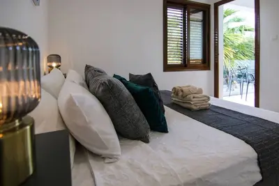 Phaedrus Living: Seaview Flat Constantinos 113