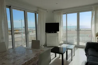 Image de Superbe Appartement 2 Chambres avec Vue sur Mer et Garage Privé