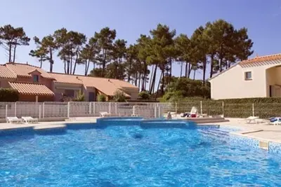 Image de Maison à Saint-Jean-de-Monts avec Piscine Chauffée, proche Plage et Commerces
