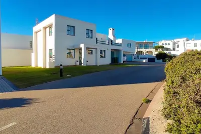 Image de Cozy self-catering accommodation in Paradise Beach, access to a private beach.