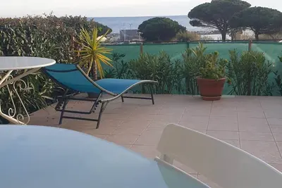 Image de Studio Cabine à Giens avec Terrasse, Piscine et Parking