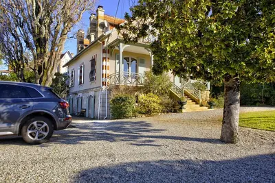 Image de Appartement T3 à Arcachon - Ville d'Hiver, proche centre et plage, avec terrasse et parking privé.