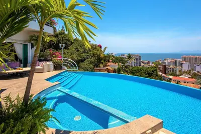 Image de Casa Yvonneka 7br in Puerto Vallarta by Personal Villas - Breathtaking Tranquil