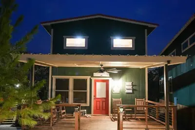 Image de Cabin 8 - CampQYB- Modern Lux Cabin, Hot Tub, FirePit, Sauna