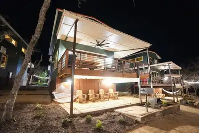 Image de Cabin 12 - CampQYB- Modern Lux Rustic Cabin, Hot Tub, FirePit, Games