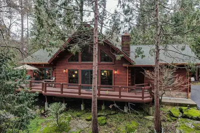 Image de Exquisite Custom Log Cabin in the Pines
