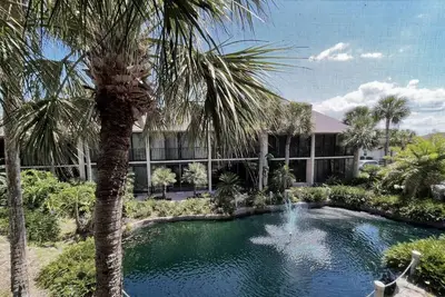 Image de Silver-rated beach getaway overlooking tropical lagoon.