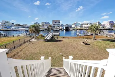 Image de Canal front home with private dock