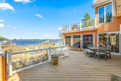 Image de Beautiful 4 Bedroom Home on the water in Berlin!