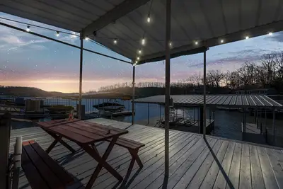 Image de Bearcat Bungalows – Two Homes, One Rental! Waterfront Property Sleeps 22