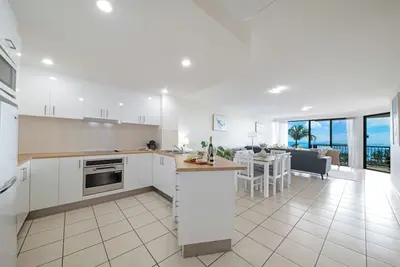 Image de This 2-bedroom unit offers sea views just steps away from Airlie Main Street