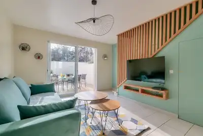 Image de Maison moderne en résidence avec piscine