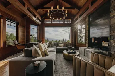 Image de Unique Ridge Top Location by InvitedHome | Gondola, Hot Tub, O2, Ski-In/Out